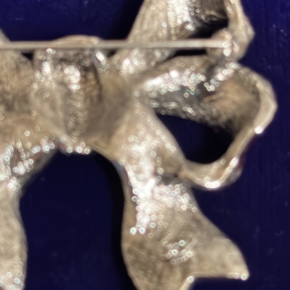 Bow red enamel/Marcasite brooch Signed L J vintage 2” x 2” - Picture 4 of 7